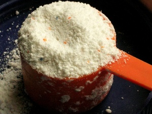 detergent, how detergent is made, how is detergent made?,petroleum product, what's the difference between soap and detergent?,